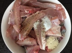 蚝油，黑胡椒粉，鸡粉，盐，搅拌均匀腌制20分钟