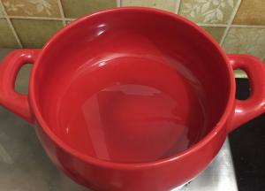 锅里注入适量的油