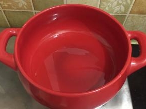 锅里注入适量的油