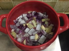 加入洋葱炒香