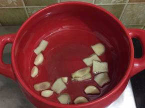 加入蒜和姜先炒香，炒出香味