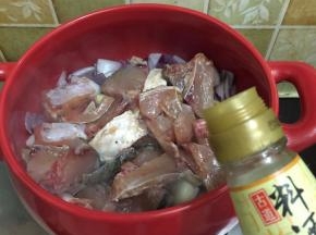 加入一勺的料酒