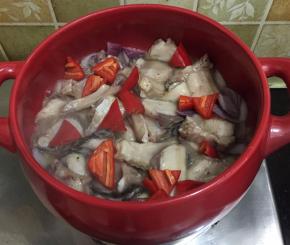 打开盖子码入红辣椒再焗2分钟