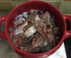 把腌制好的鱼一次性摆进去