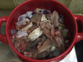 把腌制好的鱼一次性摆进去