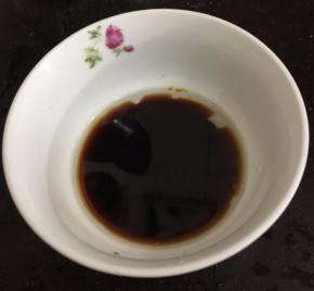 2勺生抽和1勺花生油混合备用