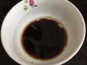 2勺生抽和1勺花生油混合备用