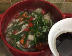 最后撒上葱段，和花生油，生抽