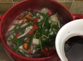 最后撒上葱段，和花生油，生抽