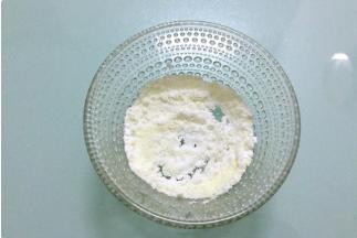 奶粉和玉米淀粉混合均匀备用