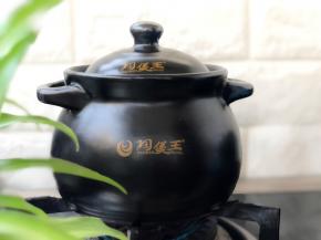 砂锅中放入适量的水