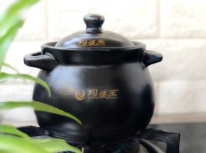 砂锅中放入适量的水