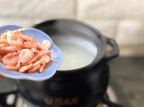 煮至粥米粘稠时，加入南极磷虾，即可关火