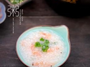 出锅后撒上葱花即可，南极磷虾微咸带甜，我个人觉得无需再加其他调料，以免掩盖了磷虾的鲜味