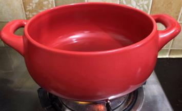 坐砂锅加油烧热