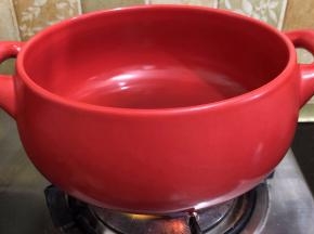 坐砂锅加油烧热