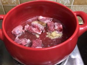 加入姜和排骨