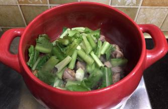 码入芥菜梗炒软加入菜叶子