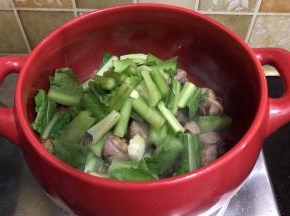 码入芥菜梗炒软加入菜叶子