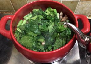 炒软的菜加入开水