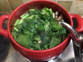 炒软的菜加入开水