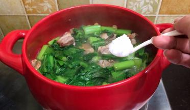 加入盐，翻炒一下