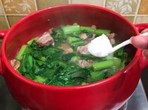 加入盐，翻炒一下