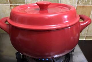 盖上盖子煲至菜梗变软即可