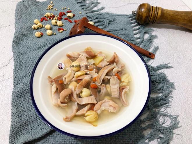 砂锅莲子猪肚汤煲