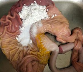 买回来的猪肚先清洗掉一些肥油，翻过来用水冲洗掉一些你粘液，
再用盐，生粉搓洗，先不要加水，直接加进去搓洗