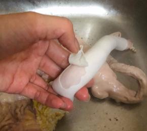 把肠子上的白色膜去掉用刀子刮干净