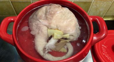 猪肚冷水下锅加入姜片