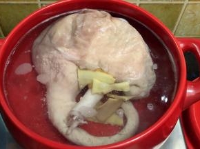 猪肚冷水下锅加入姜片