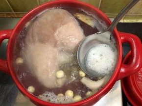 煮开时撇去浮沫盖上盖子中小火煲
