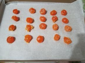 把泡过的咸蛋黄平铺早烤盘然后送入烤箱：上下火180度，中层，5~8分钟 ，直到蛋黄表面冒油，半熟就可以了，拿出来之后让蛋黄在烤盘上放凉，烤盘的预热会让蛋黄全熟。