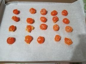 把泡过的咸蛋黄平铺早烤盘然后送入烤箱：上下火180度，中层，5~8分钟 ，直到蛋黄表面冒油，半熟就可以了，拿出来之后让蛋黄在烤盘上放凉，烤盘的预热会让蛋黄全熟。