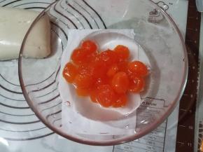 先把咸蛋黄用朗姆酒浸泡一下。