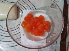 先把咸蛋黄用朗姆酒浸泡一下。