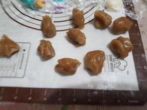 把白莲蓉馅料平均分成20小份，每一份大约25g，称量肯定是有出入的，多一点少一点问题不大。