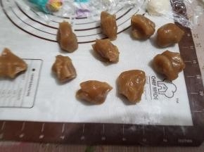 把白莲蓉馅料平均分成20小份，每一份大约25g，称量肯定是有出入的，多一点少一点问题不大。