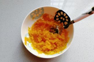 红薯蒸熟后取100克压成红薯泥；