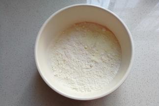 面粉，白糖，奶粉，酵母放入大碗中混合；