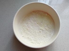 面粉，白糖，奶粉，酵母放入大碗中混合；