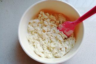 然后稍微加一点点水拌成棉絮状；（只能加一点点水哦，红薯泥水份很大）