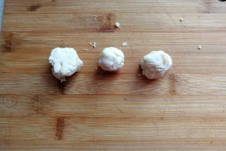 我们把面粉分三个小团团出来放一旁备用；