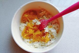 再把红薯泥放入面粉中揉成光滑的面团；