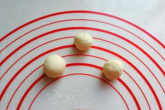 我们再把刚才预留的小面团揉光滑；