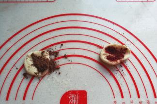 把其中两个小面团分别放入少许可可粉和红曲粉揉均匀，另外一个不动留做原色面团；