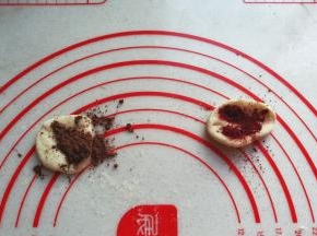 把其中两个小面团分别放入少许可可粉和红曲粉揉均匀，另外一个不动留做原色面团；