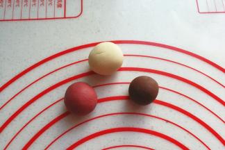 把三色小面团分别揉均匀滚圆备用；